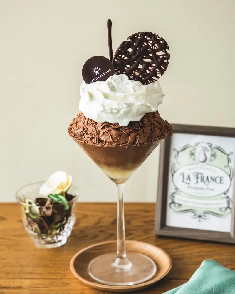 【夏限定】カカオ焙煎から手がける“チョコレートかき氷”　ベリー・ライチ・洋梨の「グラスピレ」3種を横浜ハンマーヘッドVANILLABEANS THE ROASTERYで月替わり販売 画像 4