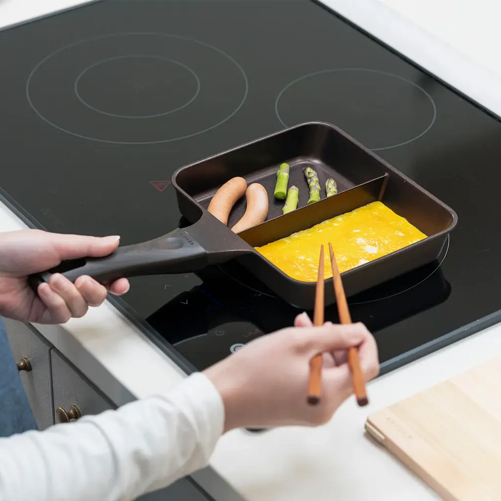 【KEYUCA】朝のお弁当づくりの4つの“面倒”を減らす。2品同時調理で時短を叶える「仕切り付きフライパン」が新発売 画像 2
