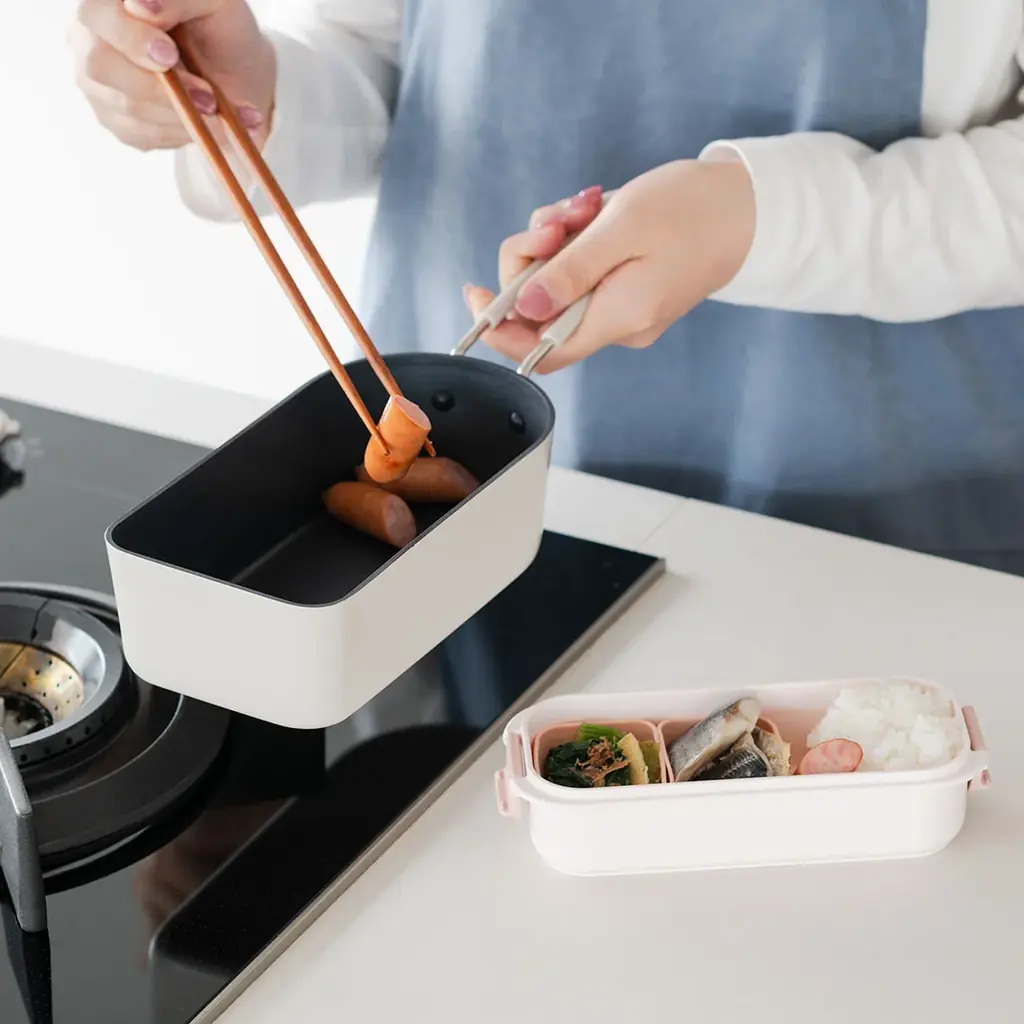 【KEYUCA】朝のお弁当づくりの4つの“面倒”を減らす。2品同時調理で時短を叶える「仕切り付きフライパン」が新発売 画像 4
