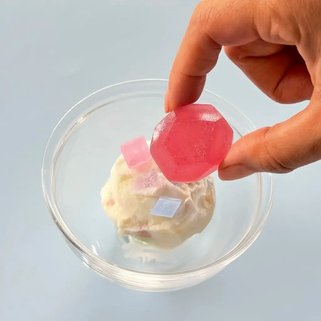 琥珀糖づくりで生まれるカケラを新たな魅力へ。輝きを閉じ込めた「鉱物アイス」を6月19日より販売開始 画像 11