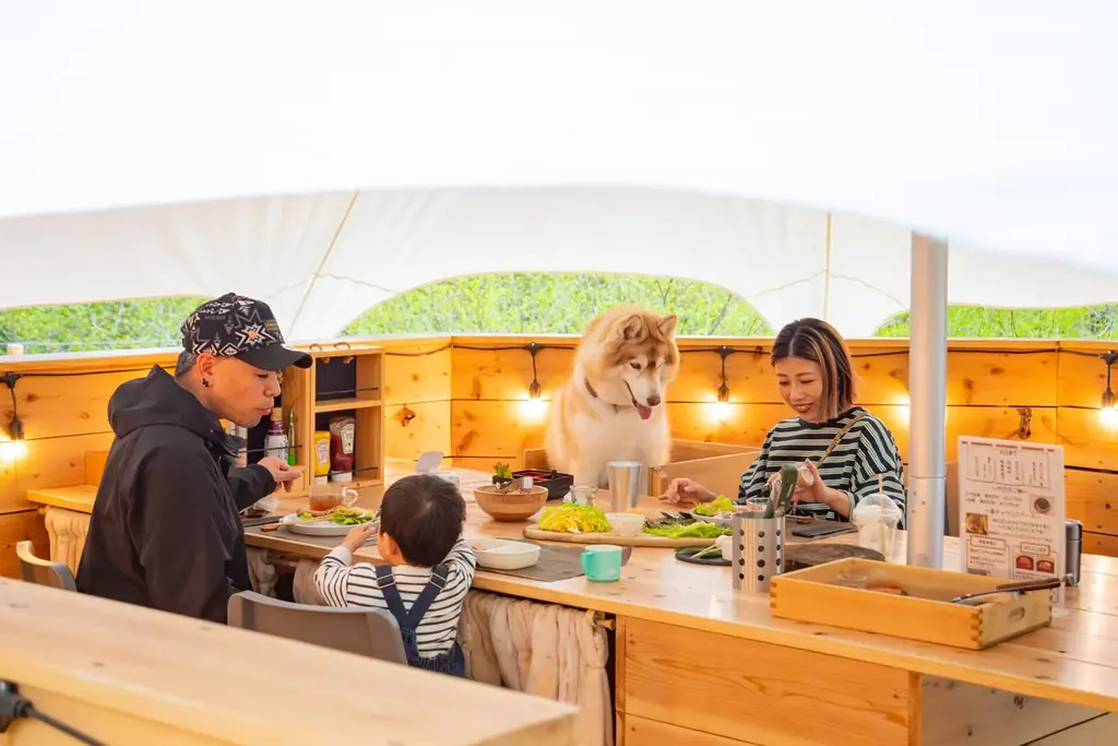 最高のリトリートを体験できる THE FIVE RIVERS FINE GLAMPING 群馬 白沢　2026夏の味覚を存分に味わうグリルディナー＆ペットフーディスト監修愛犬用”夏ディナー”　提供開始 画像 17