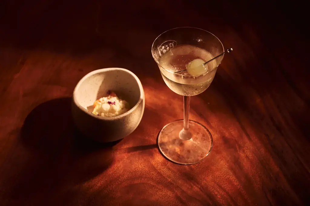 1 Hotel Tokyo「NiNi Bar」、本日6月22日（月）よりコース仕立ての「デザート&カクテル」を提供開始　第一弾は旬のメロンを味わうデザートとカクテルのペアリング 画像 2