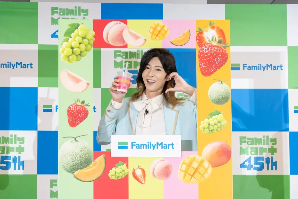 ＜イベント事後レポート＞「味わうごほうびフルーツシリーズ」フラッペ発表会・試食会を開催4人組コーラスグループ「モナキ」が登壇し、夏にぴったり新味フラッペを飲んで“決め顔食レポ”を披露！ 画像 7