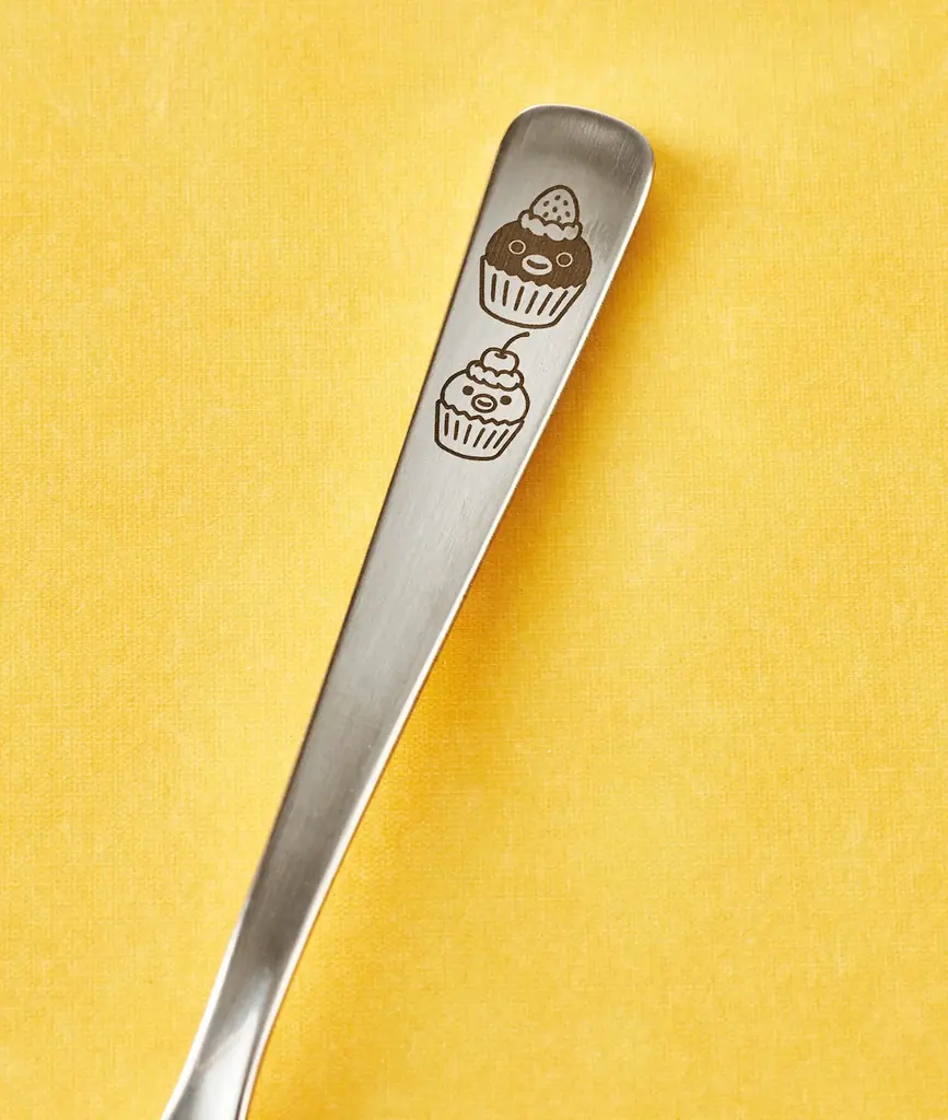 「Pensta エキュート上野店」カフェエリアに夏が到来！人気のプリンアラモードが、夏季限定「マンゴー添え」なって新登場～ここでしか手に入らない！人気のスーベニアスプーンも新デザインにリニューアル～ 画像 2