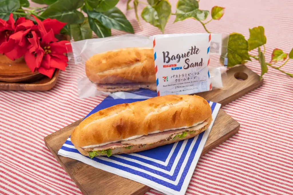しっとり、ふんわり食感で食べやすいバゲット生地を使用した「バゲットサンド パストラミビーフ＆クリームチーズ」が新登場！ 画像 1