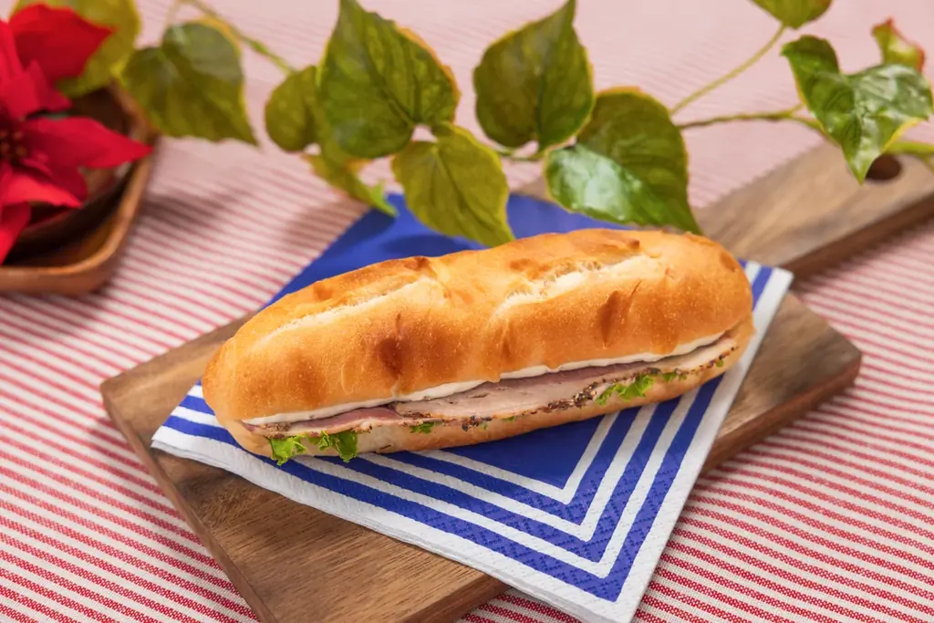 しっとり、ふんわり食感で食べやすいバゲット生地を使用した「バゲットサンド パストラミビーフ＆クリームチーズ」が新登場！ 画像 2