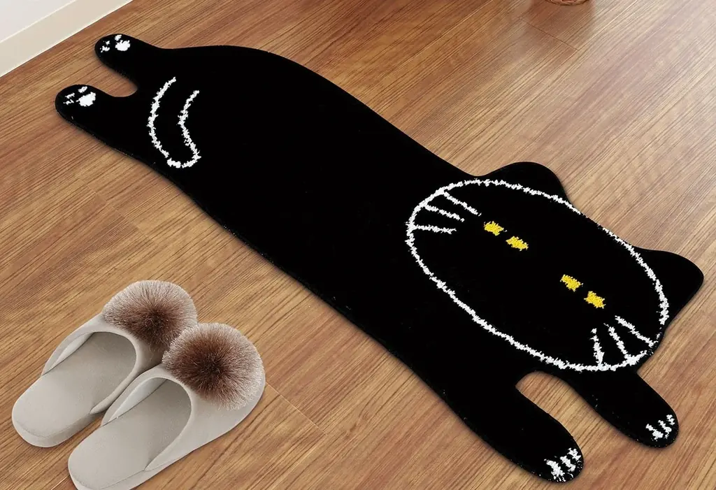 【ニトリ デコホーム】ネコが寝そべるようなかわいさ。120cmの「デコネコ」ロングマットが2000円未満で新登場 画像 1