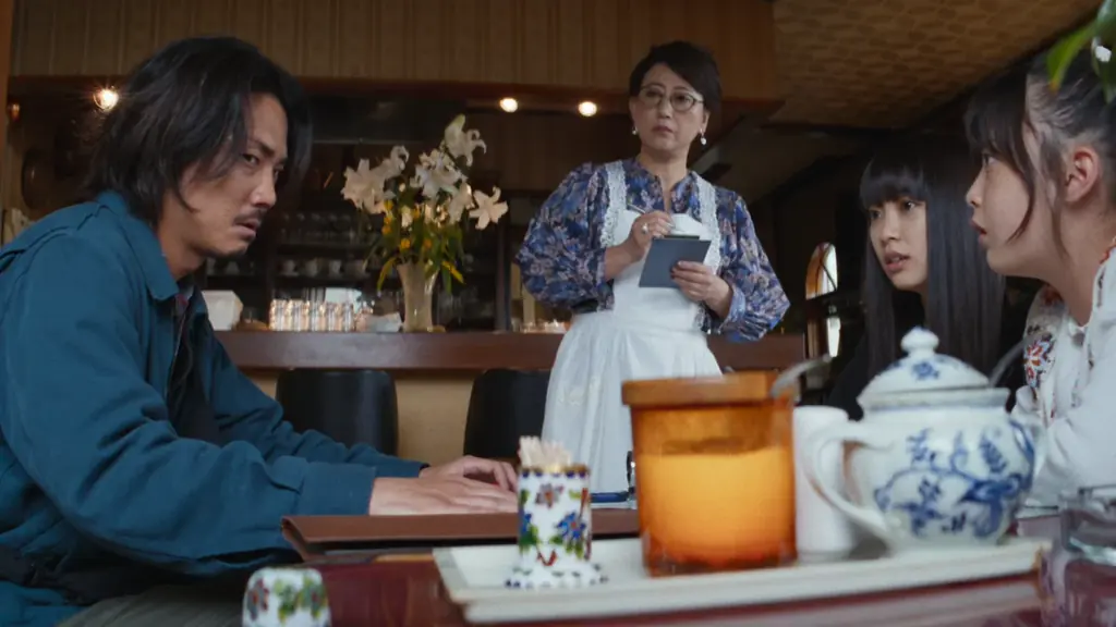 くるりの名曲「ばらの花」が主題歌に決定！ 映画『見えない娘 THE INVISIBLES』主題歌入りの本予告・追加場面写真6点を解禁 画像 5