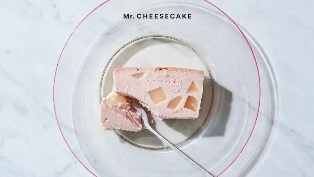Mr. CHEESECAKEに、ラズベリーと桃を組み合わせてピーチ・メルバを表現した爽やかで瑞々しい夏限定フレーバー「Mr. CHEESECAKE Peach Raspberry」が登場 画像 1