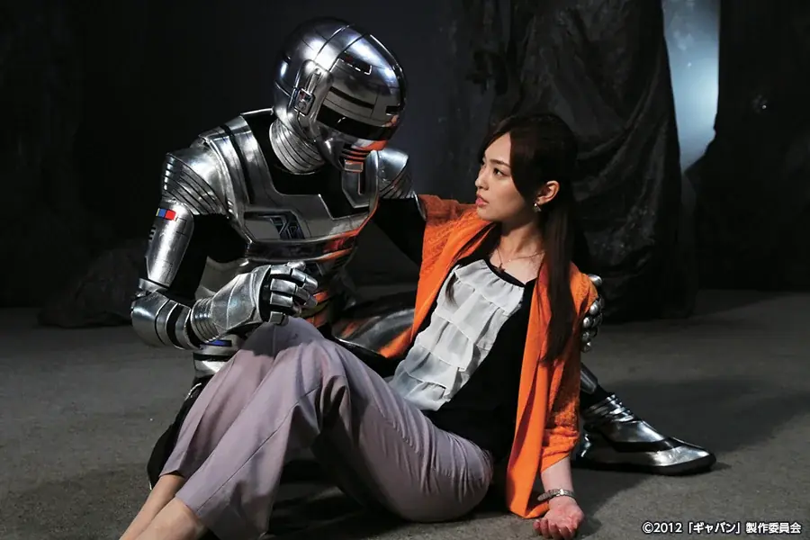 最新作公開を記念して、2012年の名作がカラオケルームに登場！「宇宙刑事ギャバン　ＴＨＥ　ＭＯＶＩＥ」をJOYSOUND「みるハコ」で、6月26日(金)より無料配信！ 画像 3
