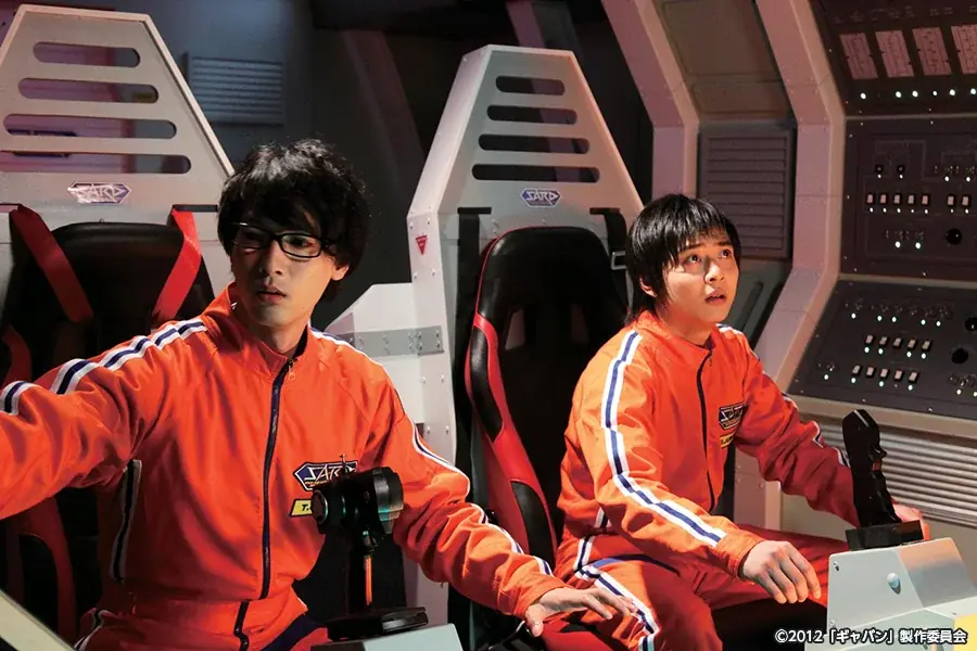 最新作公開を記念して、2012年の名作がカラオケルームに登場！「宇宙刑事ギャバン　ＴＨＥ　ＭＯＶＩＥ」をJOYSOUND「みるハコ」で、6月26日(金)より無料配信！ 画像 4