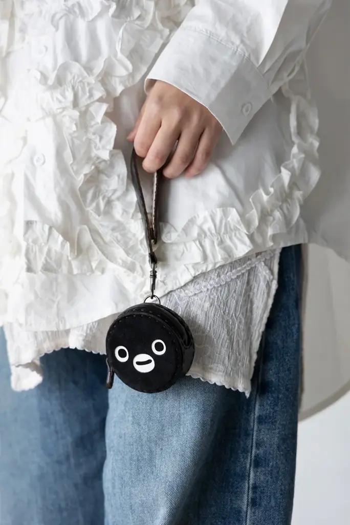 「Suicaのペンギン」が手縫いのレザーアイテムに！ハンドメイドレザーブランド「OJAGA DESIGN」とのコラボコレクションが登場！ 画像 4