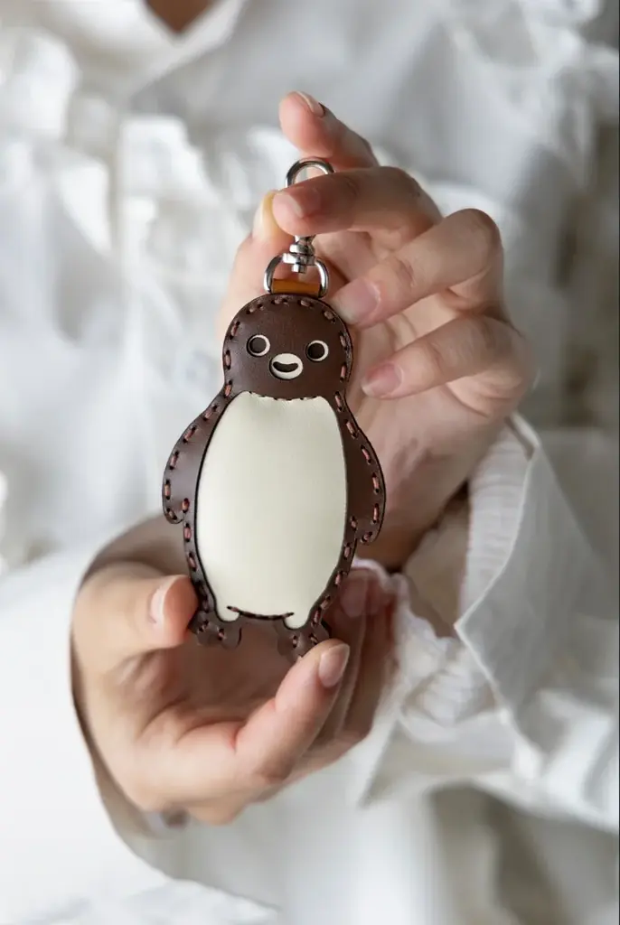 「Suicaのペンギン」が手縫いのレザーアイテムに！ハンドメイドレザーブランド「OJAGA DESIGN」とのコラボコレクションが登場！ 画像 5