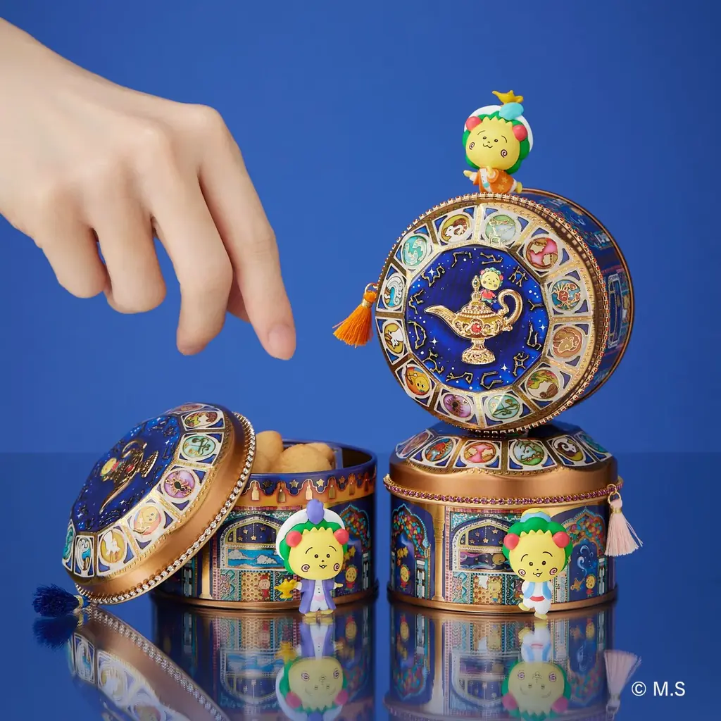 星空とランプを持つコジコジを、宝石のようなガラス絵で描いた『コジコジのランプ缶』が新発売。選べるフィギュア付きのほか、ミニチュア茶器セットやタッセルチェーンも 画像 10
