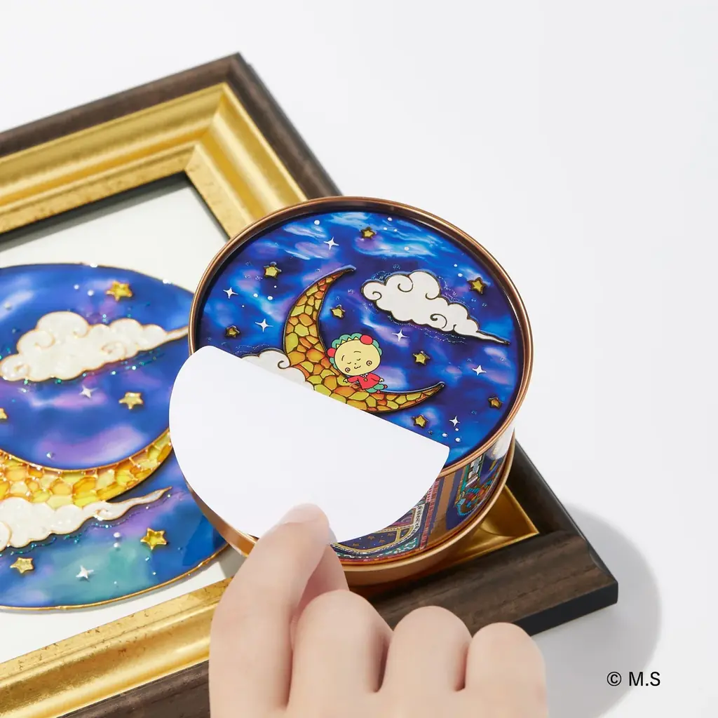 星空とランプを持つコジコジを、宝石のようなガラス絵で描いた『コジコジのランプ缶』が新発売。選べるフィギュア付きのほか、ミニチュア茶器セットやタッセルチェーンも 画像 5