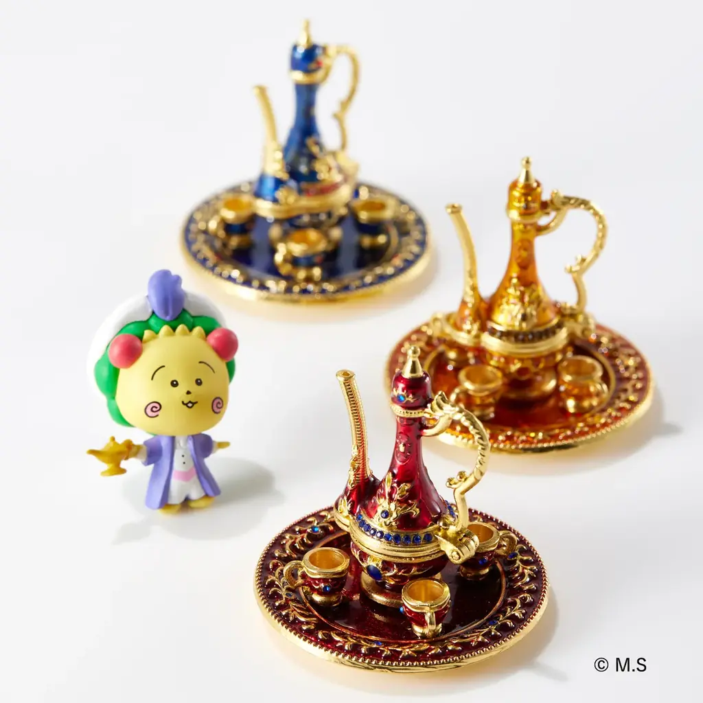 星空とランプを持つコジコジを、宝石のようなガラス絵で描いた『コジコジのランプ缶』が新発売。選べるフィギュア付きのほか、ミニチュア茶器セットやタッセルチェーンも 画像 9
