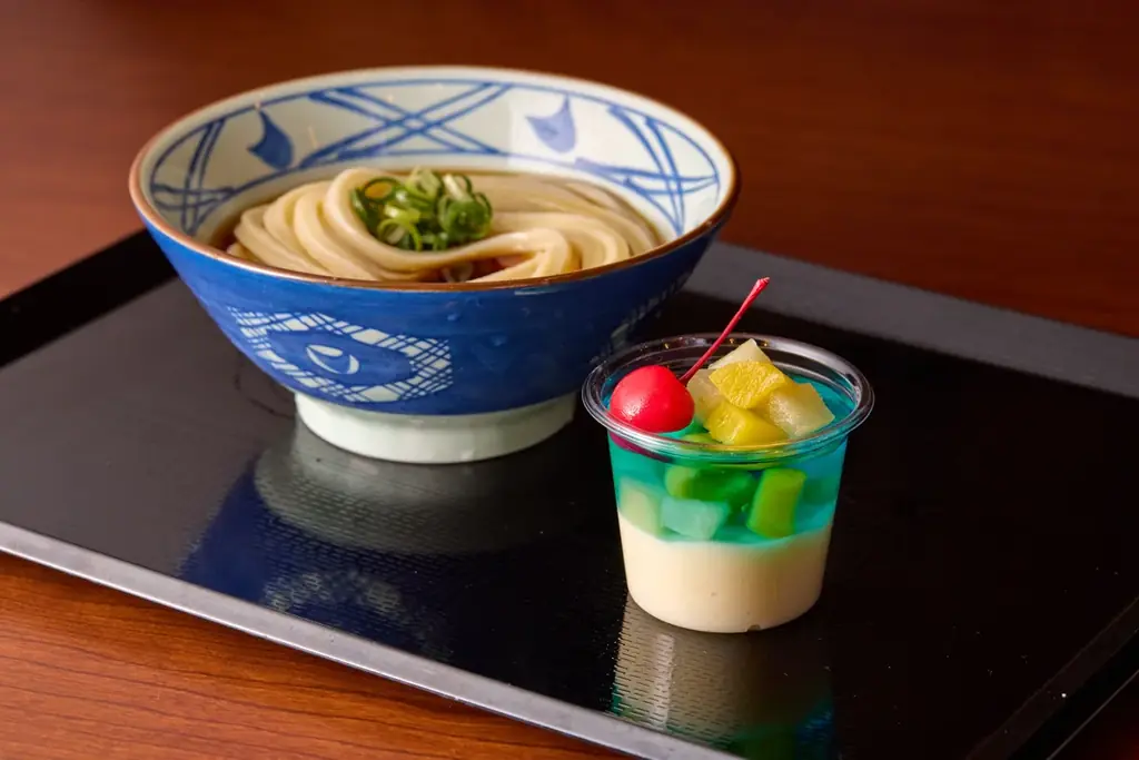 丸亀製麺 次の一手は、まさかのうどんで!?“ぷるもち”新食感のひんやりスイーツ「丸亀うどんプリン」はじめます　2026年7月7日（火）より全国の「丸亀製麺」で数量限定で販売 画像 10