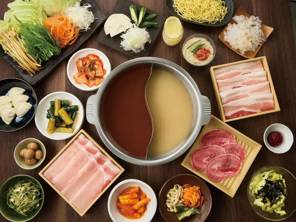 この夏、「しゃぶしゃぶ温野菜」で“ちょっと上質な韓国旅”！2種の韓国鍋「海鮮チゲ鍋」&「コムタン鍋」と、韓国の食文化“パンチャン”を楽しむ期間限定フェア 画像 1