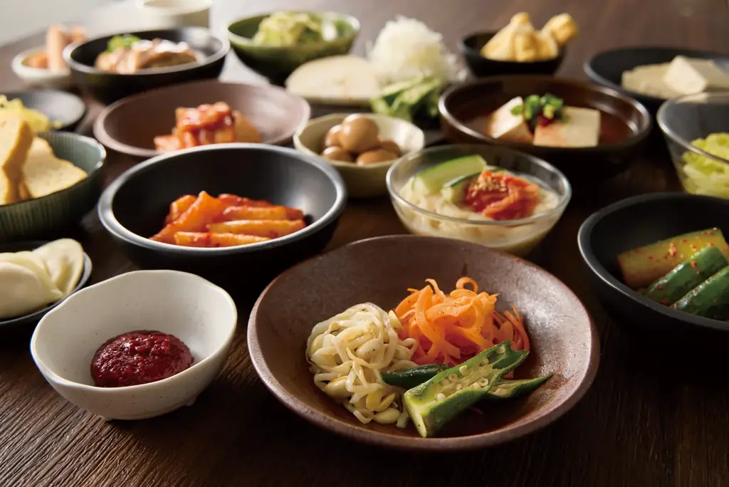 この夏、「しゃぶしゃぶ温野菜」で“ちょっと上質な韓国旅”！2種の韓国鍋「海鮮チゲ鍋」&「コムタン鍋」と、韓国の食文化“パンチャン”を楽しむ期間限定フェア 画像 3
