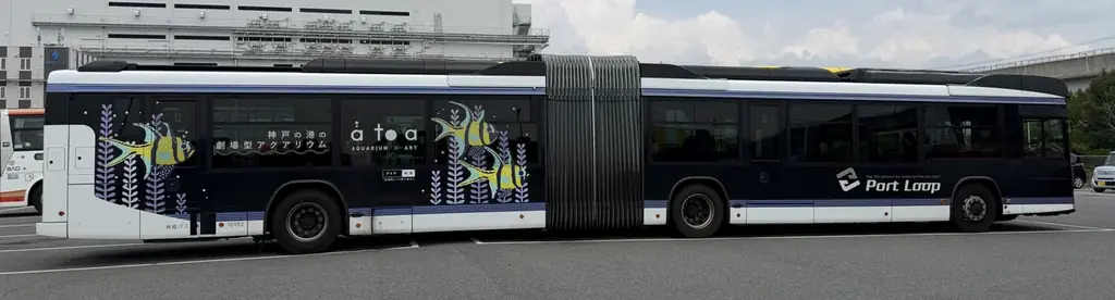 アトアデザインのポートループ車両運行開始、車内展示で移動も体験に