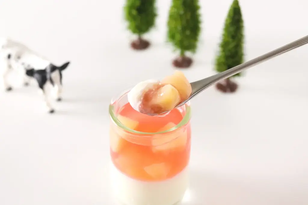 【あさぎり牛乳 阪神梅田本店限定】夏の新商品「白桃のミルクプリン」登場！白桃とミルクが織りなす夏限定スイーツを7/8発売 画像 2