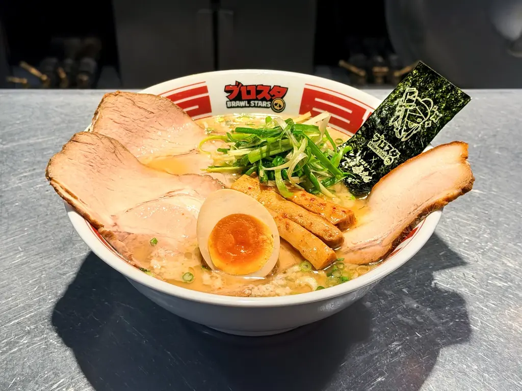 『ブロスタ』史上初の飲食店コラボレーションが実現！東京豚骨ラーメン「屯ちん」池袋本店と7月10日より期間限定開催 画像 2