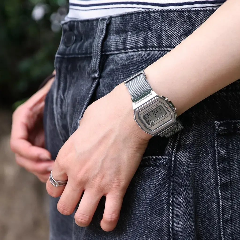 即完売した【CASIO CLASSIC PREMIUM SERIES】が待望の再入荷。夏の装いに映える、ユニセックスなシルバーウォッチ 画像 4