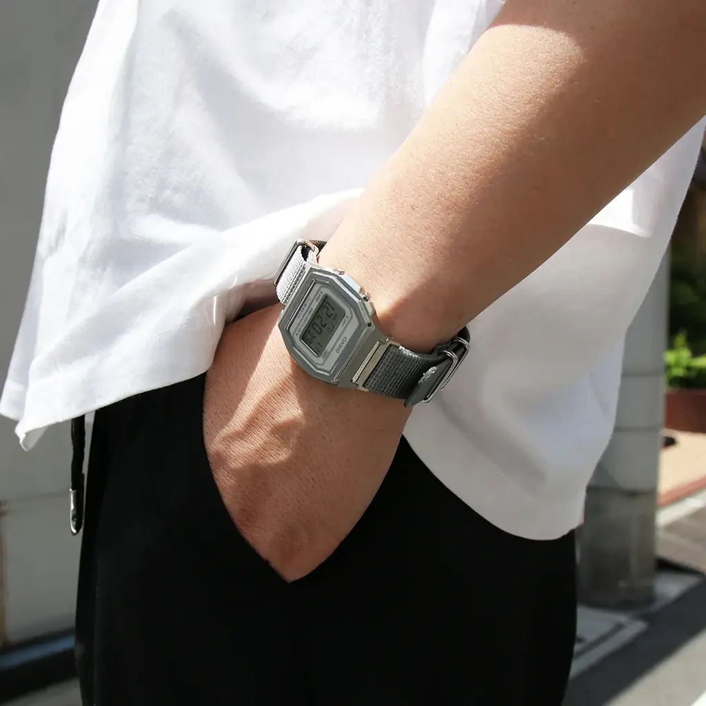 即完売した【CASIO CLASSIC PREMIUM SERIES】が待望の再入荷。夏の装いに映える、ユニセックスなシルバーウォッチ 画像 6
