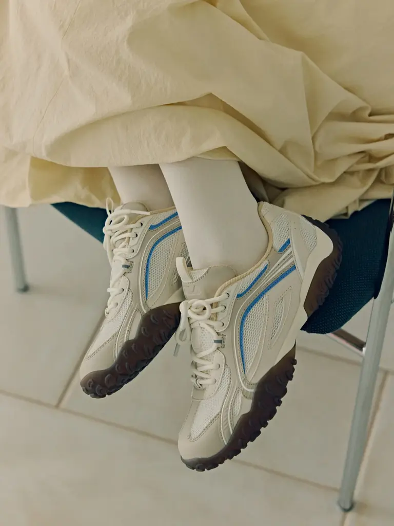 【emmi】アウトドアシューズを現代的にアレンジしたFILA「ECHAPPE MS」に、emmiのコラボレーションモデルが登場！爽やかなブルーがアクセントになった軽やかな一足＜7月9日（木）＞ 画像 3
