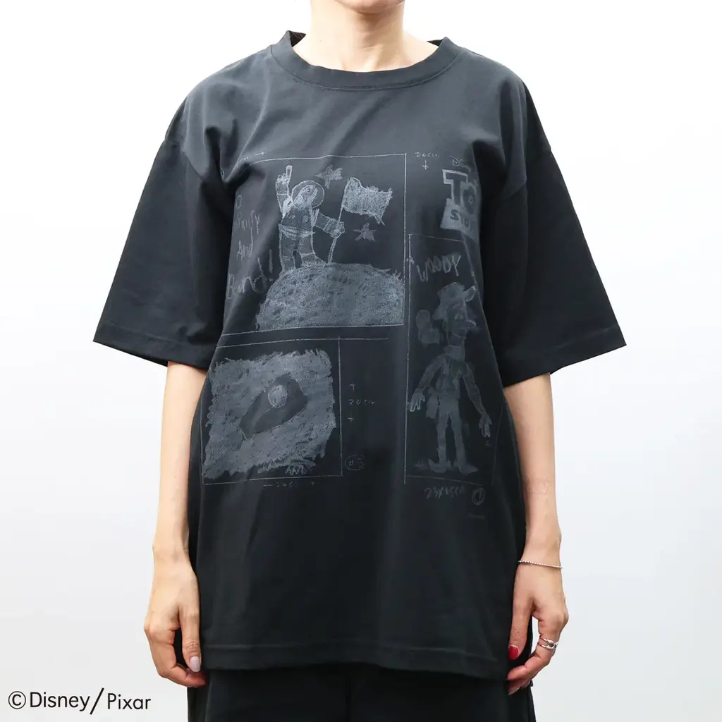 JAM HOME MADEより30周年を迎える「トイ・ストーリー」シリーズモチーフの新作が登場！『TOY STORY』アンディのイラストTee。2026年7月10日（金）より販売開始 画像 5