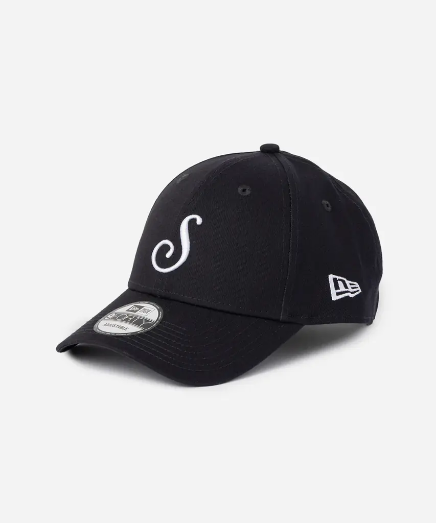 Saturdays NYCがNew Era®とコラボレーション！ブランドを象徴するロゴを配した、プレミアムな別注キャップ2型が新登場。 画像 2