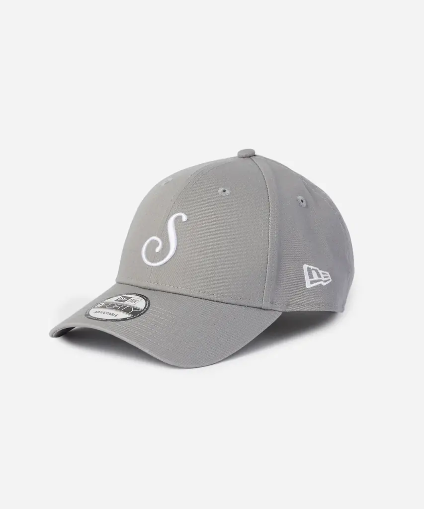 Saturdays NYCがNew Era®とコラボレーション！ブランドを象徴するロゴを配した、プレミアムな別注キャップ2型が新登場。 画像 3