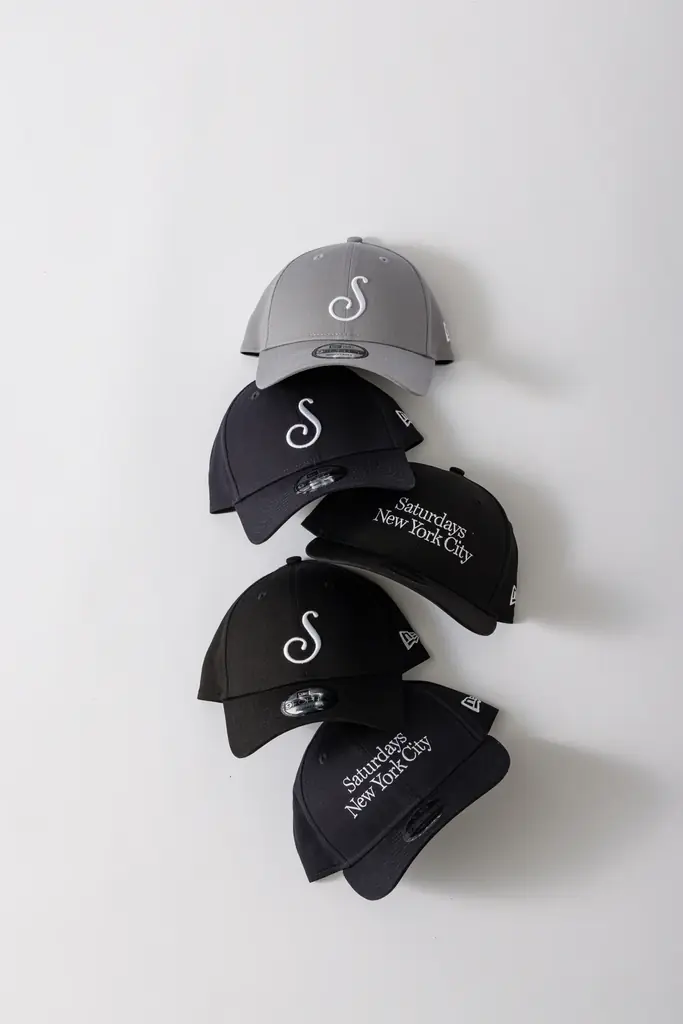 Saturdays NYCがNew Era®とコラボレーション！ブランドを象徴するロゴを配した、プレミアムな別注キャップ2型が新登場。 画像 7