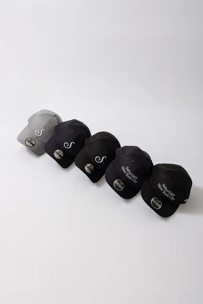 Saturdays NYCがNew Era®とコラボレーション！ブランドを象徴するロゴを配した、プレミアムな別注キャップ2型が新登場。 画像 8