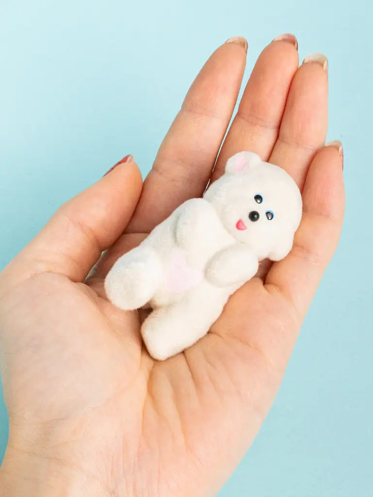 ぬいぐるみ作家・むにゅとのコラボ最新作『むにゅ家の「けむちゃん」フロッキーフィギュア』　7月13日より発売 画像 3