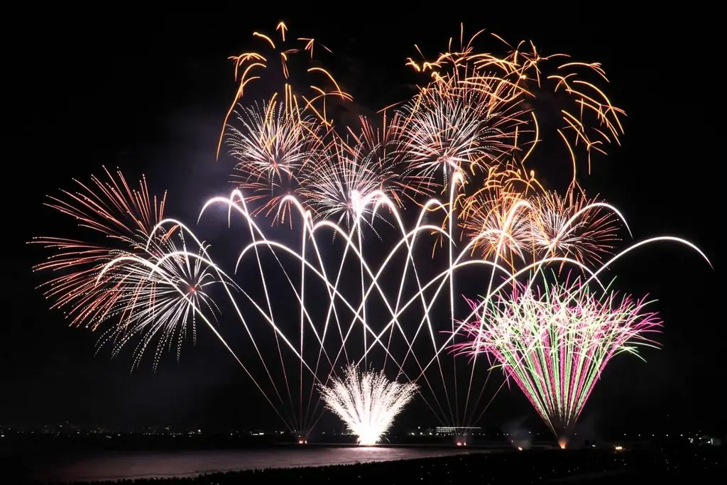 【千葉開府900年記念国内最大級24,000発の花火が夜空を彩る】『幕張ビーチ花火フェスタ2026』特別ステージ出演芸人が決定！ぼる塾、フースーヤ、バリカタ友情飯が会場を盛り上げる 画像 5