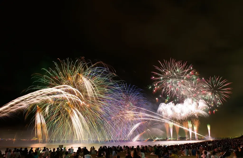 【千葉開府900年記念国内最大級24,000発の花火が夜空を彩る】『幕張ビーチ花火フェスタ2026』特別ステージ出演芸人が決定！ぼる塾、フースーヤ、バリカタ友情飯が会場を盛り上げる 画像 6
