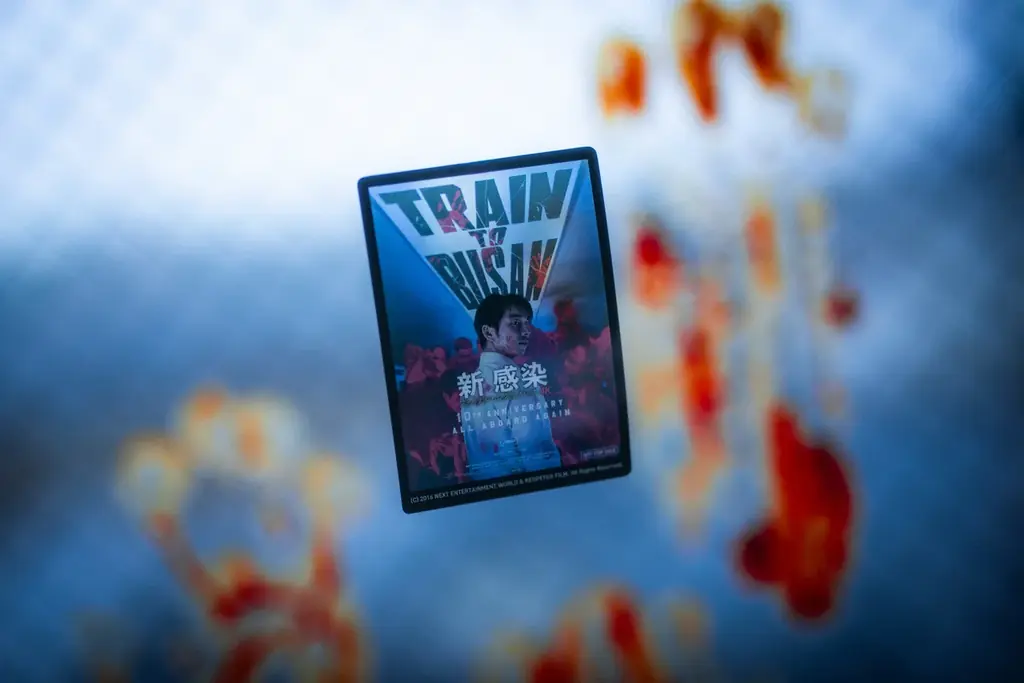 【限定グッズ】映画『新感染』10周年ポスタービジュアルの「特製クリアカード」が当たるSNSキャンペーンが本日スタート！ 画像 2