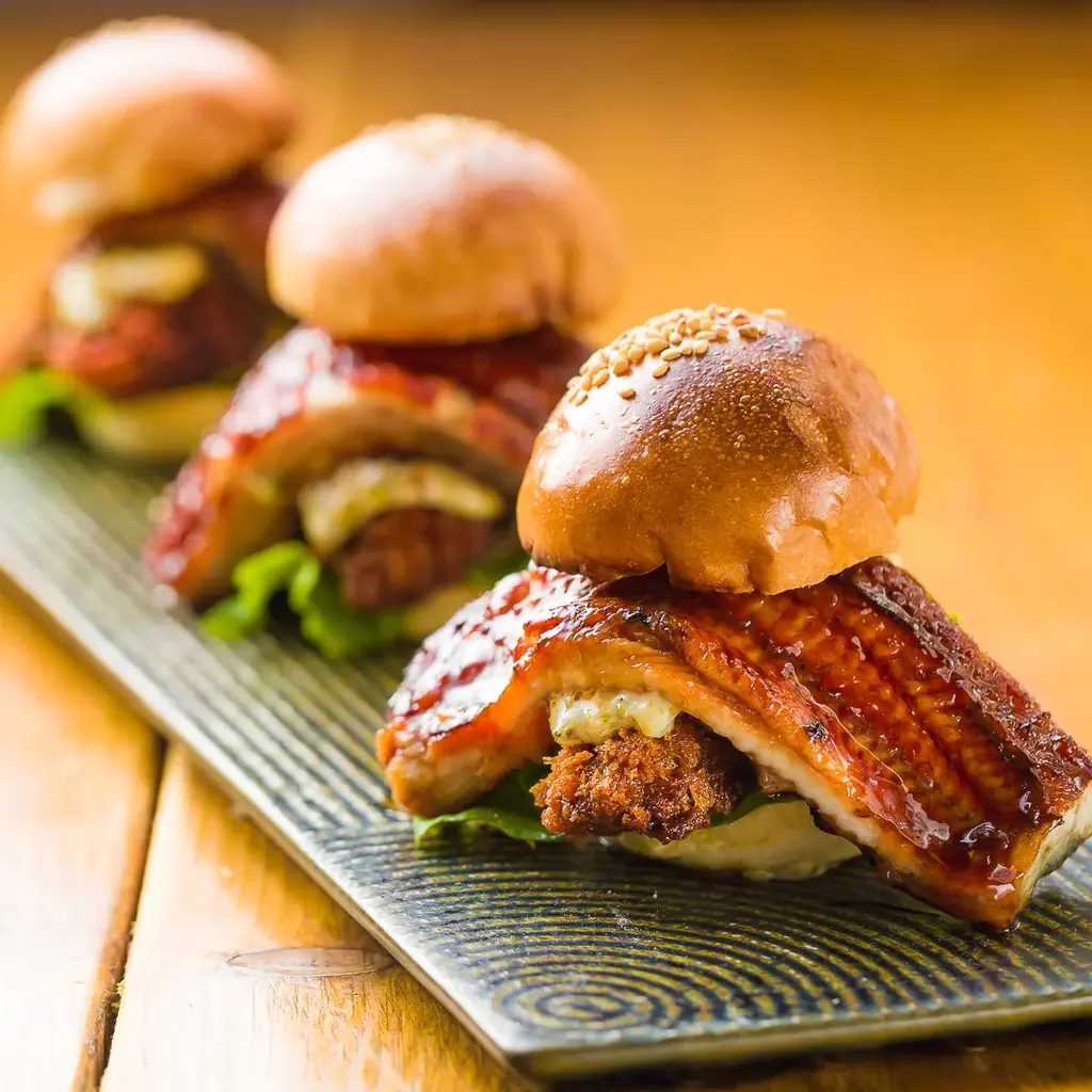 【土用の丑の新常識】牡蠣の専門店が仕掛ける、贅沢すぎる『鰻×牡蠣フライバーガー』が期間限定で登場！【かき家こだはる 新橋店】 画像 2