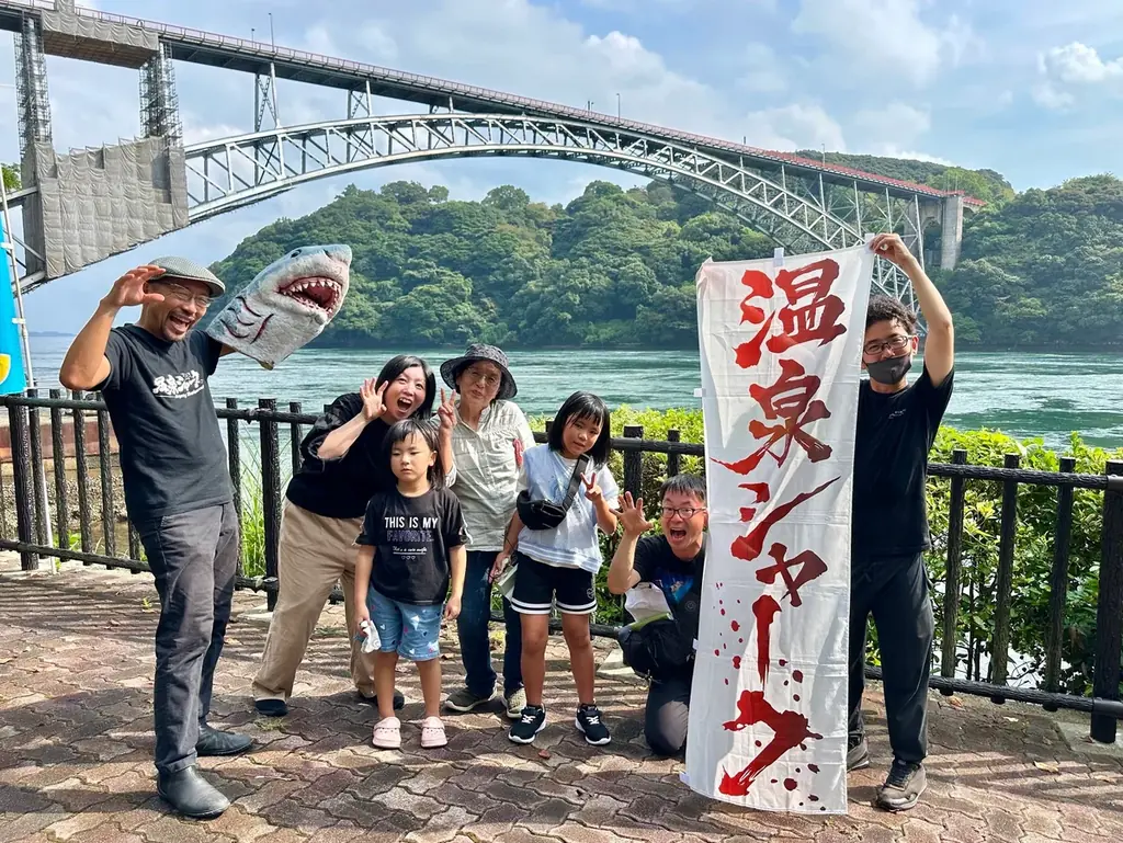 熊本発、スイス行き！九州ロケの映画『温泉シャーク2 九州大決戦』がスイス・NIFFFで世界初上映。9/4「九州の日」全国公開、8/2ジャパンプレミア・8/8新宿末廣亭深夜寄席も発表！ 画像 10