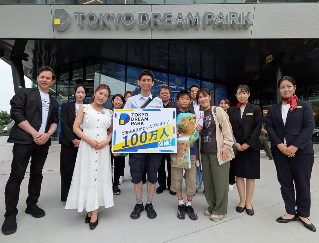 「東京ドリームパーク」 開業から108日目で来場者100万人突破！！記念セレモニーで来場者に「レーヴ・デ・リュミエール」グッズ贈呈！7月18日（土）からは「サマフェス」も開催！ 画像 2