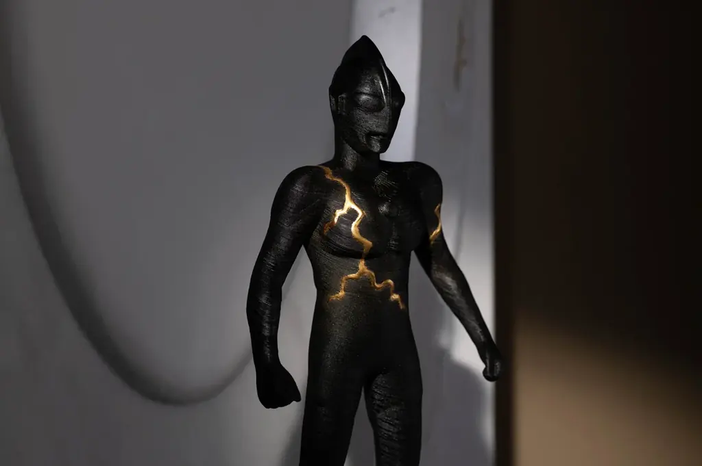 hide k 1896 ウルトラマンとの初コラボレーション。ウルトラマンシリーズ60周年を記念し、環境調和型素材 TRANSWOOD を用いたアート作品「CHUKOU – 宙光 -」を発表 画像 2