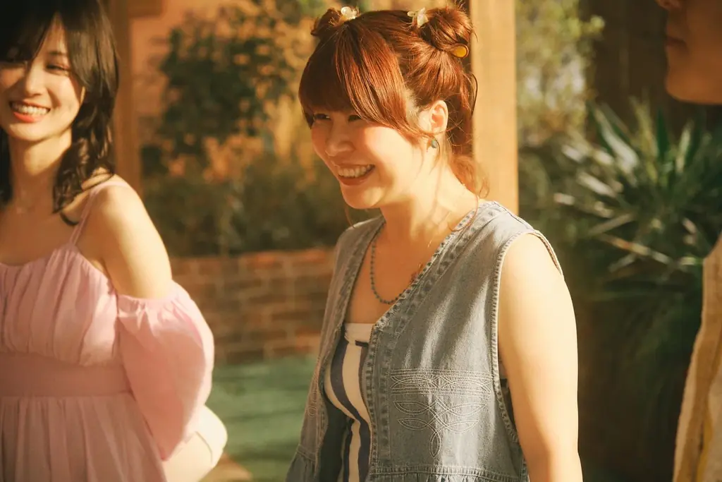 ABEMAオリジナルドラマ『バカンスの法則』橋本環奈×チェ・ジョンヒョプが魅せる、美しくもどこか切ない世界観――柔らかな光が包み込む別荘での、キービジュアル第2弾を解禁 画像 6