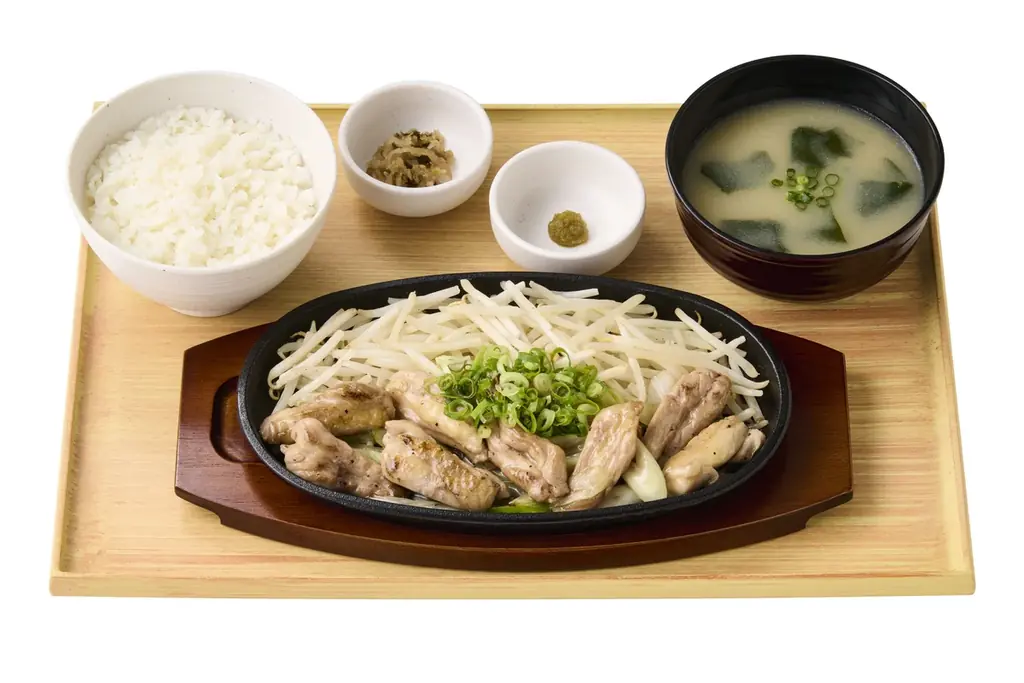 「やよい軒」世界共通フェア『TEPPAN FAIR(鉄板フェア) 』第1弾！『～旨みと食感の食べ比べ～鶏せせりともも肉の柚子胡椒炒め定食』新発売 画像 2