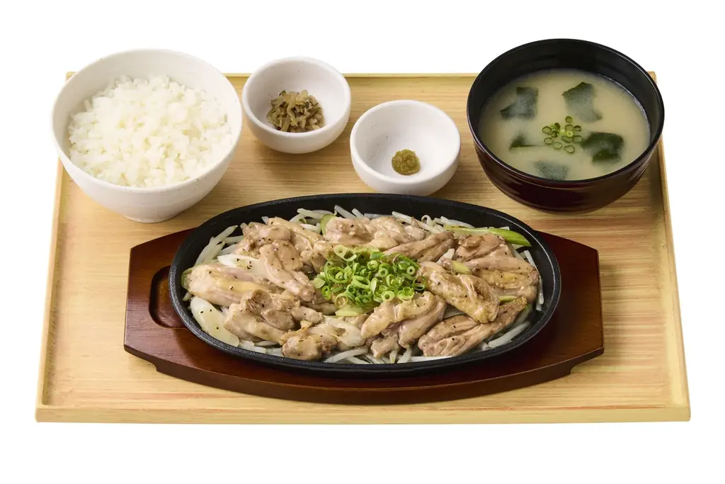 「やよい軒」世界共通フェア『TEPPAN FAIR(鉄板フェア) 』第1弾！『～旨みと食感の食べ比べ～鶏せせりともも肉の柚子胡椒炒め定食』新発売 画像 3