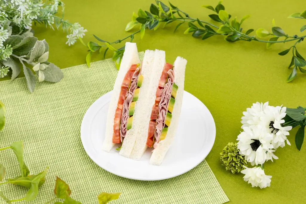 セブン‐イレブンから人気素材を味わう贅沢サンドイッチが登場　彩り豊かな「アボカドサンド」を新発売！ 画像 2