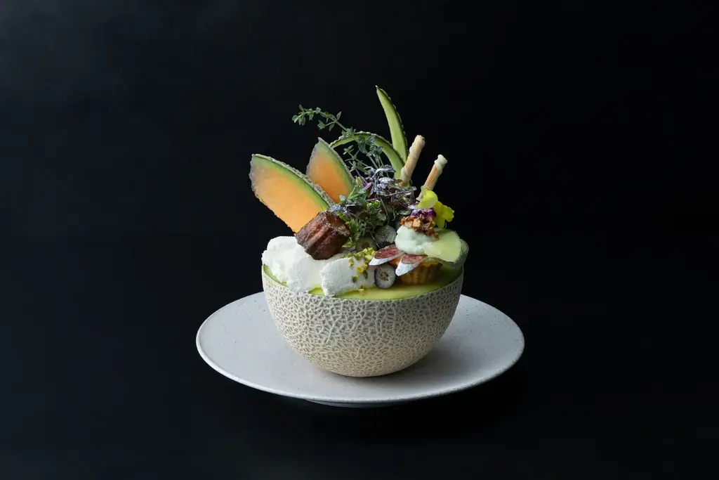 メロンをたっぷり味わう、夏のごちそうパフェ「果房 メロンとロマン」から「まるごとメロンの贅沢パフェ」が7月15日より登場 画像 2
