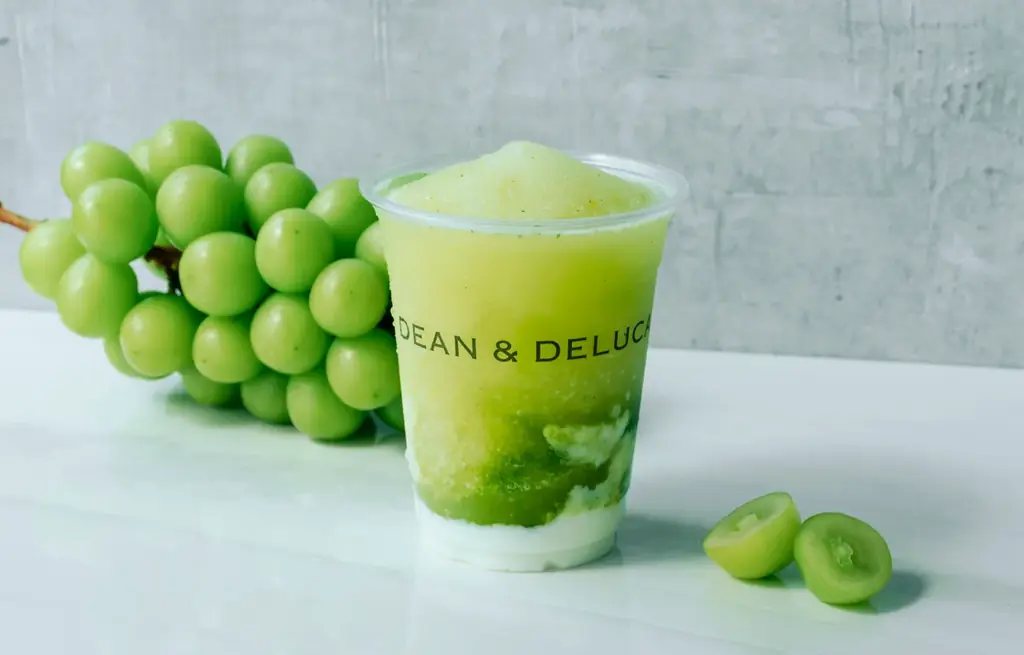 【DEAN & DELUCA】＜生の果実を使用したシャインマスカットがシーズナルドリンクに初登場＞果実の気品を味わう「シャインマスカットとエルダーフラワーのフラッペ」7月23日（木）より限定販売 画像 1