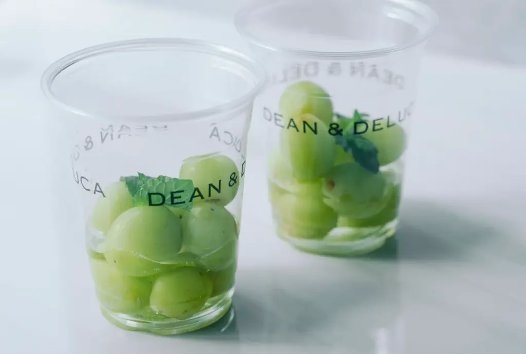 【DEAN & DELUCA】＜生の果実を使用したシャインマスカットがシーズナルドリンクに初登場＞果実の気品を味わう「シャインマスカットとエルダーフラワーのフラッペ」7月23日（木）より限定販売 画像 2