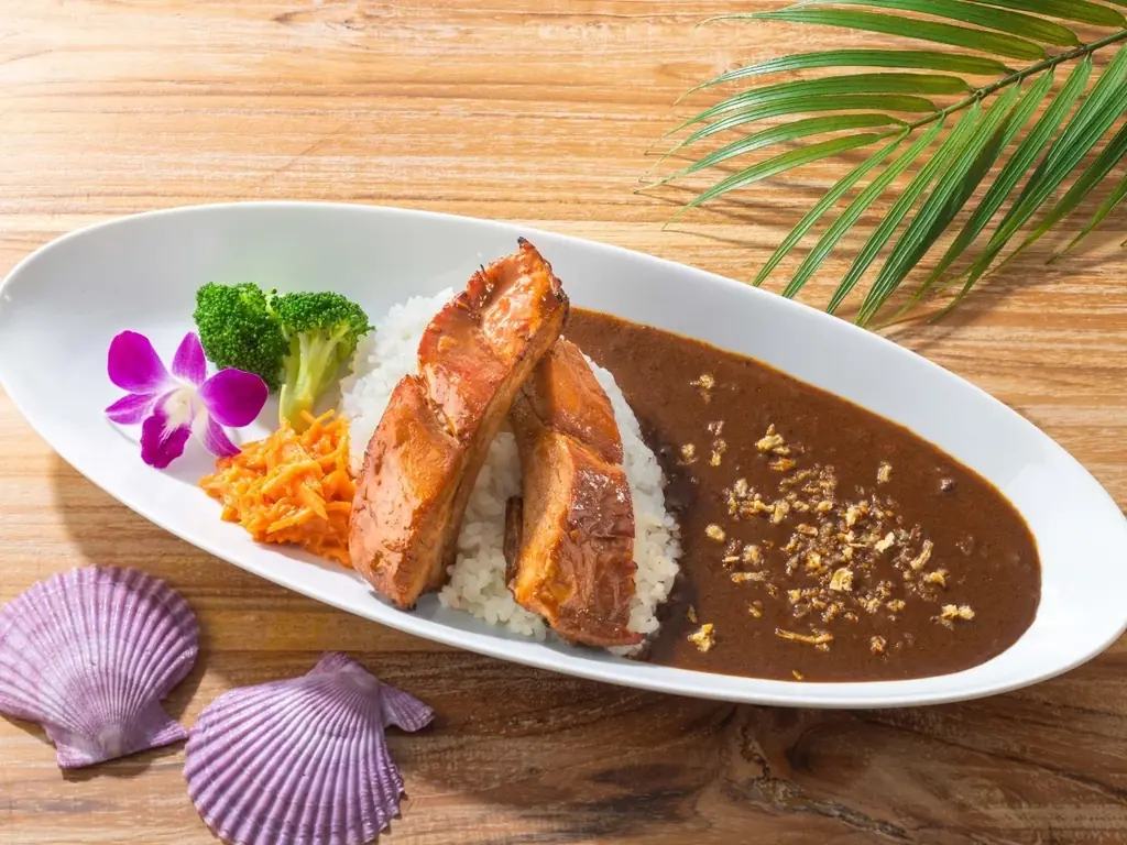 【La・Ohana(ラ・オハナ)】夏の食欲を刺激する新メニュー登場！スパイスの奥深いコクと圧倒的な満足感！肉厚バックリブと芳醇ガーリックシュリンプとともにスパイシーな「ハワイアンカレー」をご堪能あれ！ 画像 2